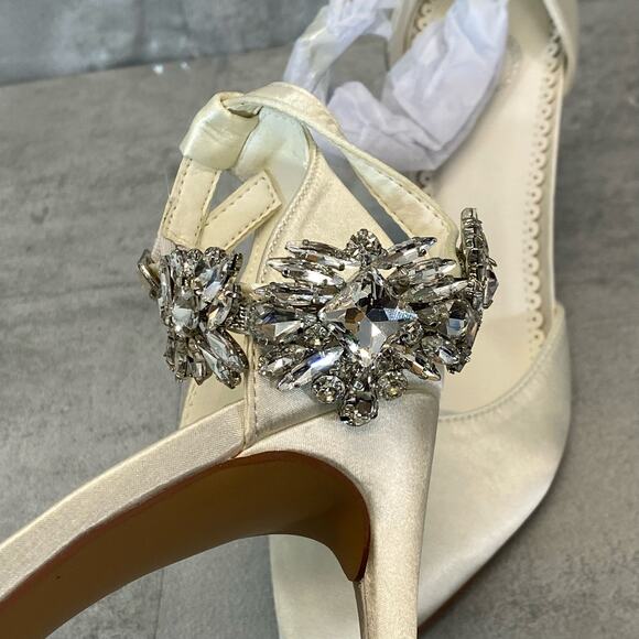 JOURNEE COLLECTION Women\'s White Loxley Rhinestone Embellished Ankle Strap